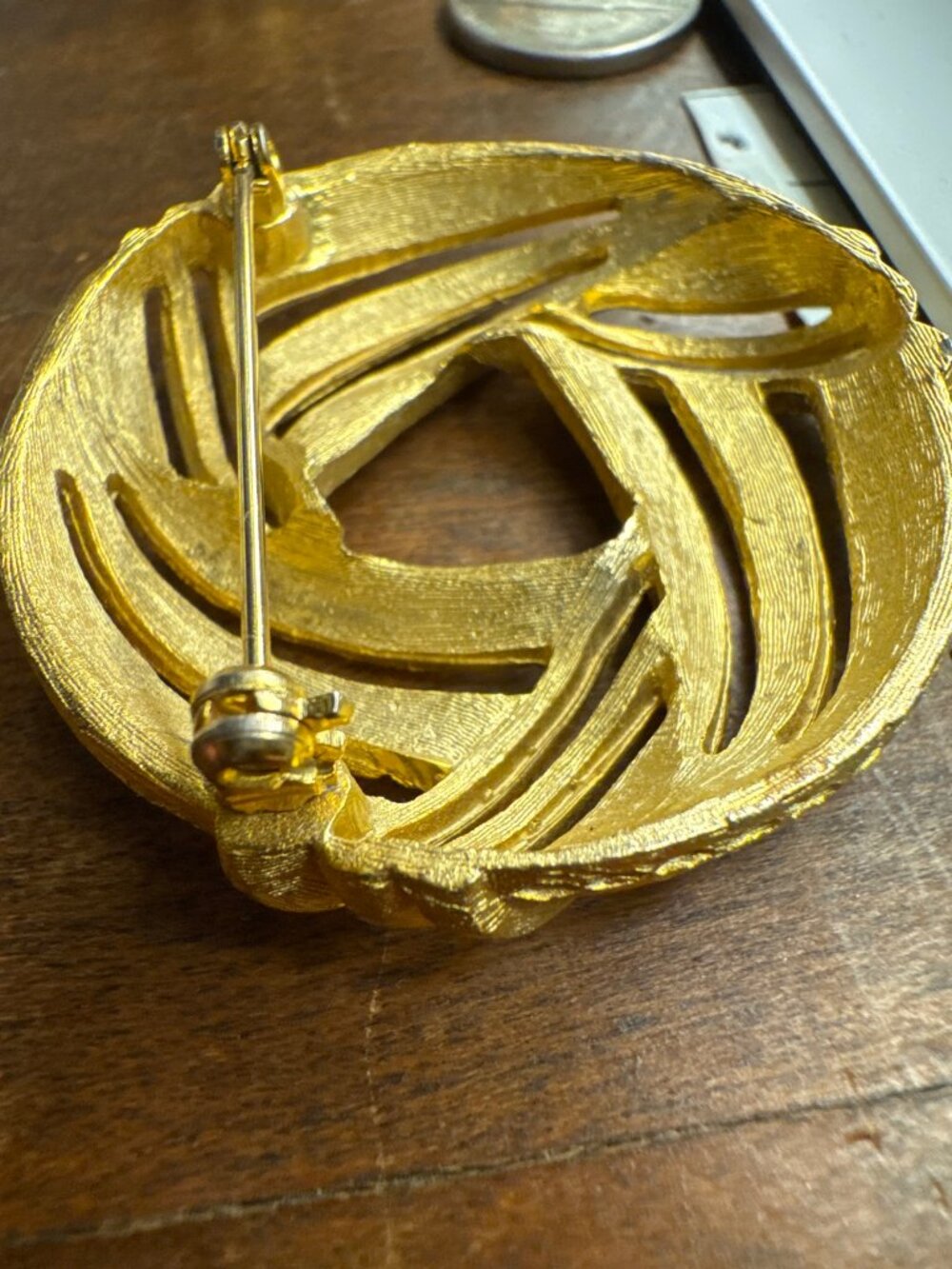 Vintage Gold Tone Textured Swirl Wreath Brooch Pin Round Openwork Intertwined Mi